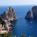 Formaciones rocosas que salen del agua de la costa de Capri